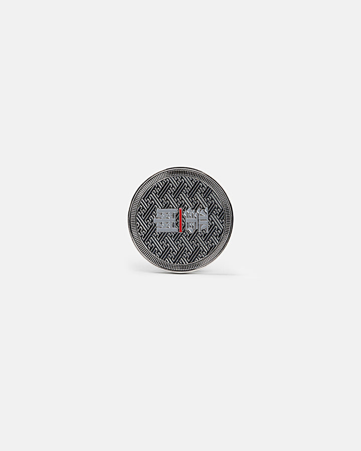 Product photo of a circular silver ball marker featuring a Japanese character in the center.